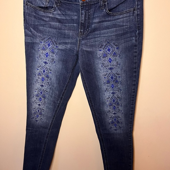 Wrangler Distressed Tribal Embroidered Midrise Raw Hem Skinny Jeans Size 11/28 - Picture 3 of 11